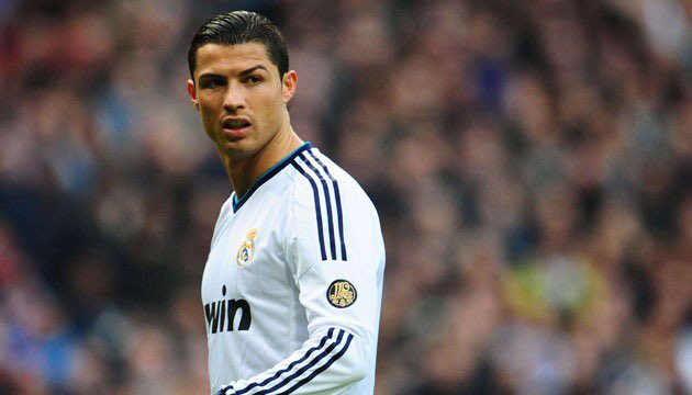En face, on a un Cristiano Ronaldo, en « pré-mutation », celui qui nous fait encore régaler avec ses dribbles et sa vivacité.Ses statistiques restent encore une fois monstrueuses : 69 buts. En 59 matchs, c’est un vrai cyborg.