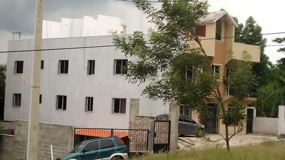 riotireo's tweet photo. La Junta de Vecinos del Residencial Alta Vista nos informa que tiene varios días gestionando que el Ayuntamiento de Los Alcarrizos (@amaalcarrizosrd) detenga construcción ilegal (más de dos niveles). Confiamos en que #elcambiova  de @luisabinader y @PRM_Oficial respete las normas https://t.co/vKSAQL6jIx