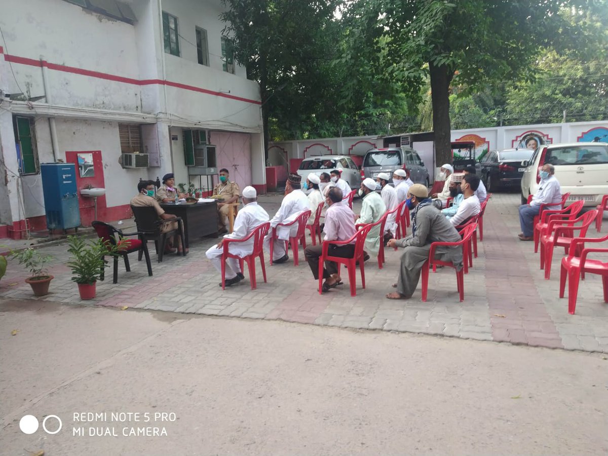 ACPgomtinagar's tweet photo. @east_dcp आज थाना गोमतीनगर पर आगामी बकरीद के त्यौहार के दृष्टिगत पीस कमेटी की मीटिंग आयोजित की गयी जिसमे आवश्यक दिशा निर्देश दिये गये। मीटिंग मे सोशल डिस्टेन्सिंग का पालन किया गया। https://t.co/xbWFXohyPy