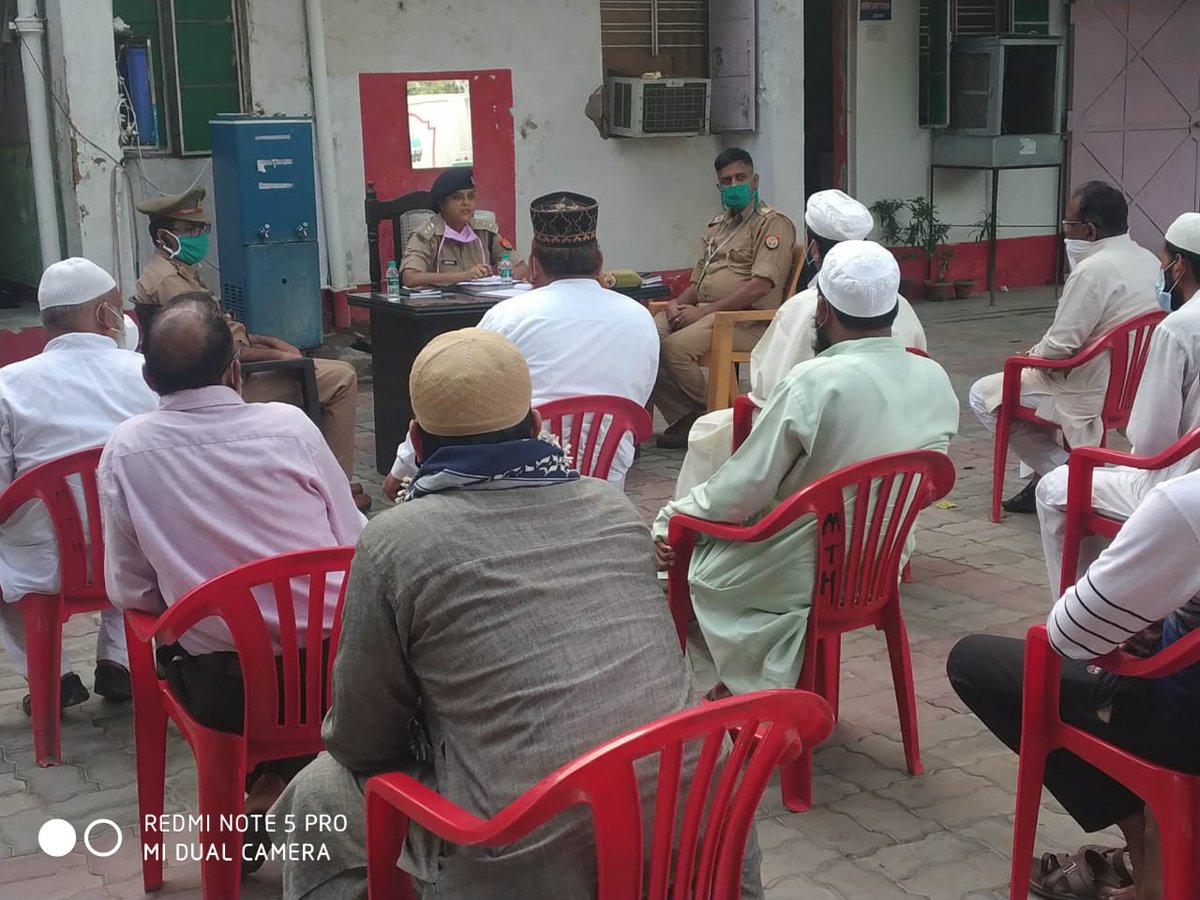 ACPgomtinagar's tweet photo. @east_dcp आज थाना गोमतीनगर पर आगामी बकरीद के त्यौहार के दृष्टिगत पीस कमेटी की मीटिंग आयोजित की गयी जिसमे आवश्यक दिशा निर्देश दिये गये। मीटिंग मे सोशल डिस्टेन्सिंग का पालन किया गया। https://t.co/xbWFXohyPy