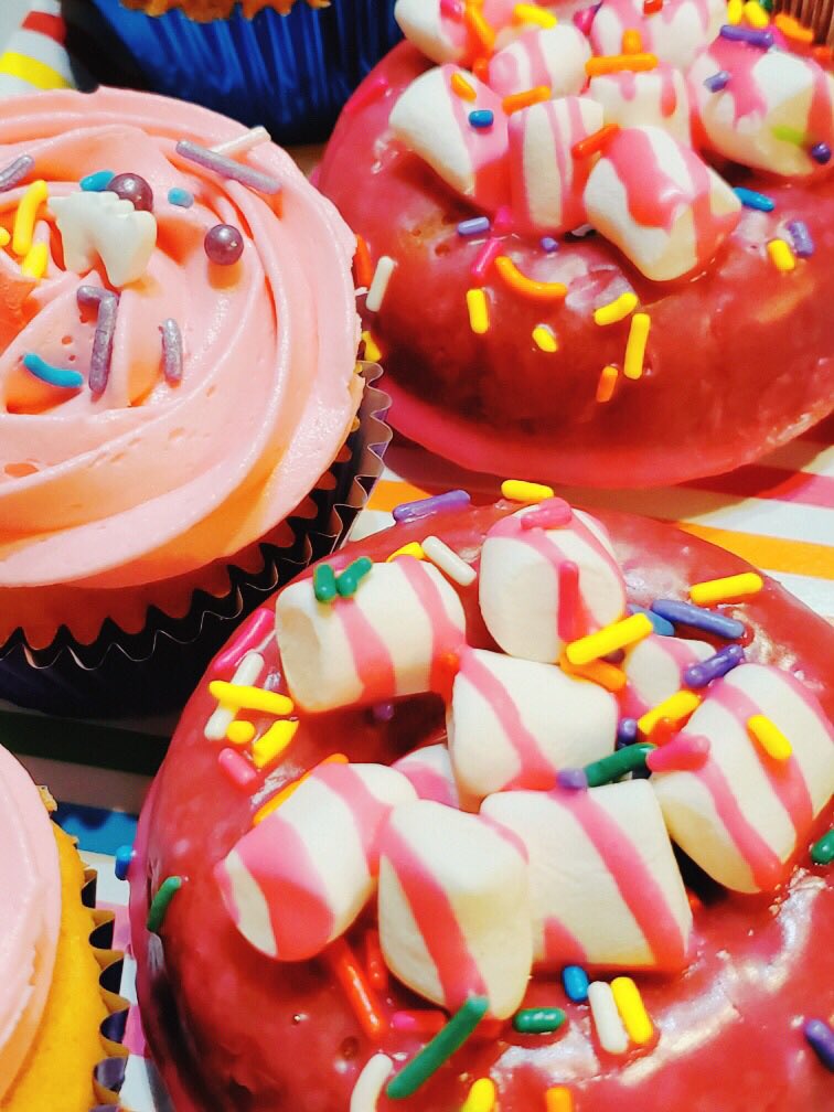 FunshineBakery's tweet photo. 🍓🧁🍓🍩 https://t.co/HHvgUFubtI