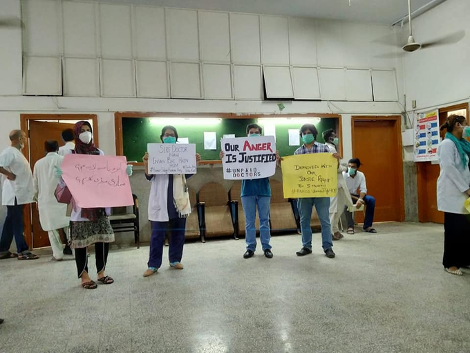 AbbasiYda's tweet photo. #WithdrawTerminationOfASHdoctors
#JusticeForASHdoctors
#AbbasiShaheedHospital #Karachi
#shameonASHadmin
#frontlinersareunpaid
#waragainstcorruption #doctorskaistehsaalnamanzoor https://t.co/aYhPRaUXzd