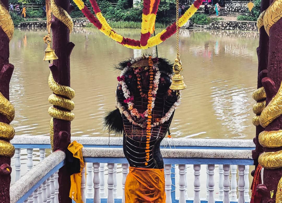 dipaqdahal's tweet photo. अनन्तं वासुकिं शेषं पद्मनाभं च कम्बलम्।
शंखपालं धार्तराष्ट्रं तक्षकं कालियं तथा ।।
एतानि नवनामानी नगनां च महत्मनाम् ।
सायंकाले पठेन्नित्यं प्रात:काले विशेषत:।।
तस्मै विषभयं नास्ति सर्वत्र विजयी भवत् ।।
" शुभ नाघ पंचमी "
#naghpanchami #nagh #thepakdahal #दीपक https://t.co/THqoZQG9ra