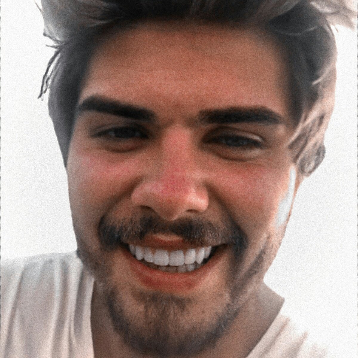 boş gemiler geçiyor gönlümün kıyısından 

İyikiVarsın MinikZürafa