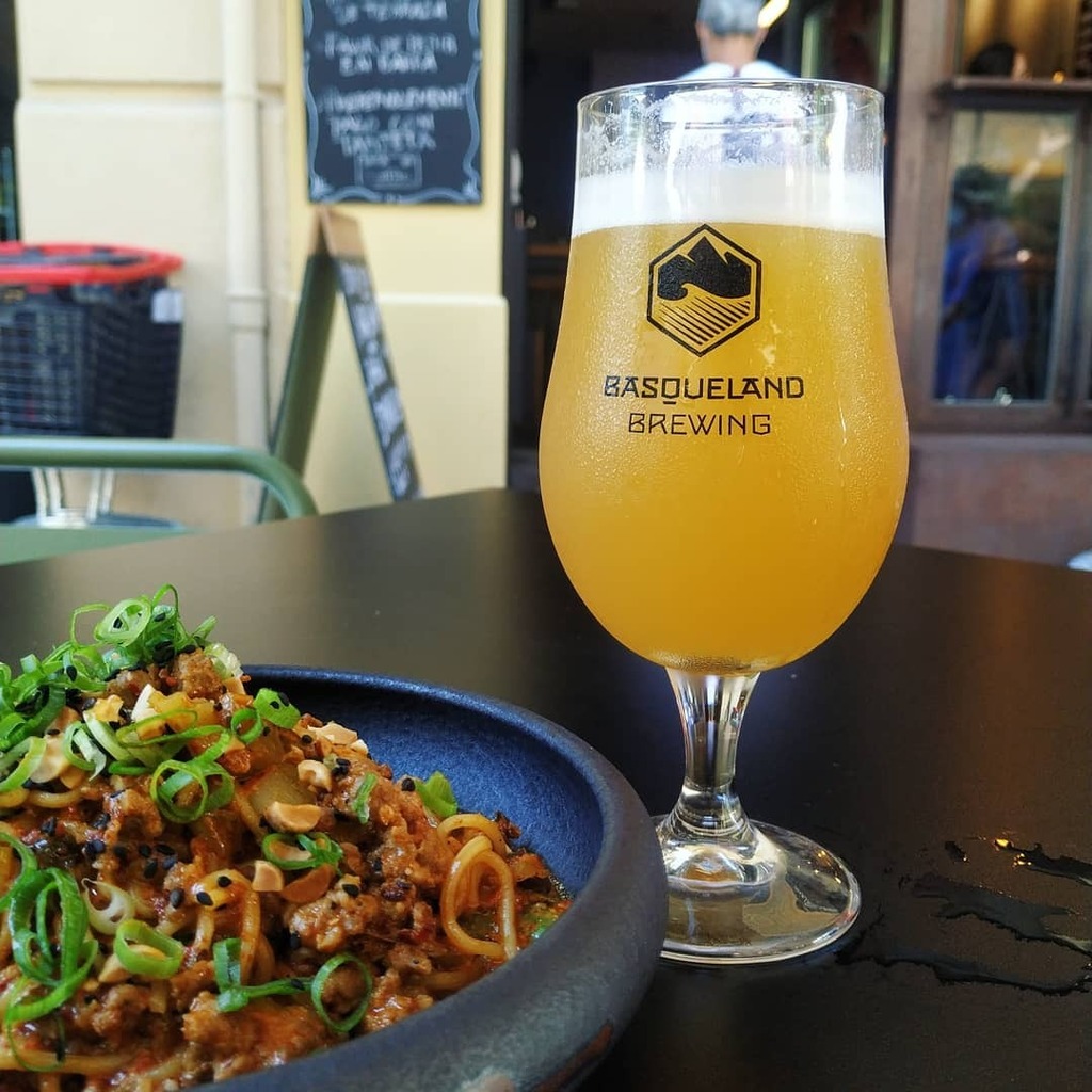 BasqueBites's tweet photo. Dandan Noodles (not Basque)
Basqueland Brewing Zumo (very Basque)
Thumbs up to the awesome Basqueland Izakaya!
Spot the Kevin?
.
.
.
.
.
#basquelandbrewingproject #basqueland_izakaia #basquelandbrewing #beer #cerveza #garagardo #caña #sanse #sanseb #sa… https://t.co/HyIFTrQkpT https://t.co/INTdNl9rXG