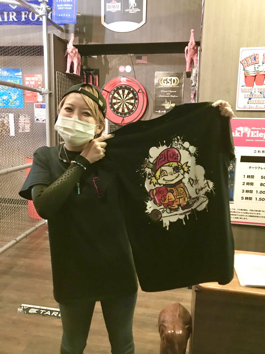 GINNYANSILVER's tweet photo. そして、まおまおタイム(^ν^)
今を時めくDesign-CHUさんがデザインしたPINK ELEPHANTの新Tシャツを早速購入!!
かわいいデザイン〜(^ν^)!!
#DesignCHU
#デザイン人
#PinkElephant
#okinawa
#Tシャツ https://t.co/PwxSXkzQEB