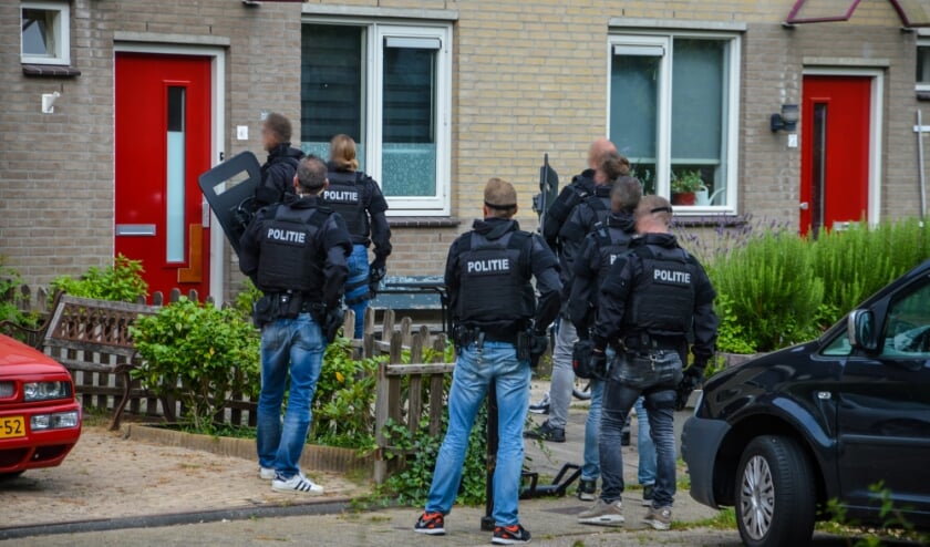 Team Parate Eenheid doet inval in Gorinchemse woning {GORINCHEM] Het Team Parate Eenheid (TPE) van de politie, heeft zaterdag 25 juli 2020 een inval gedaan bij een woning aan de Simon Carmiggeltstraat in Gorinchem. Kort voor 09.00 uur omsingelden agent.....
