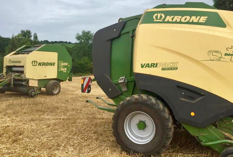 KroneFrance's tweet photo. Le choc des générations entre cette VarioPack toujours vaillante et sa petite fille la nouvelle #VariPack 190 XC Plus en #DemoTour chez SA #Lochou (29) 🤩

#ThePowerOfGreen #IamKrone #Krone https://t.co/SsnPFfixyA