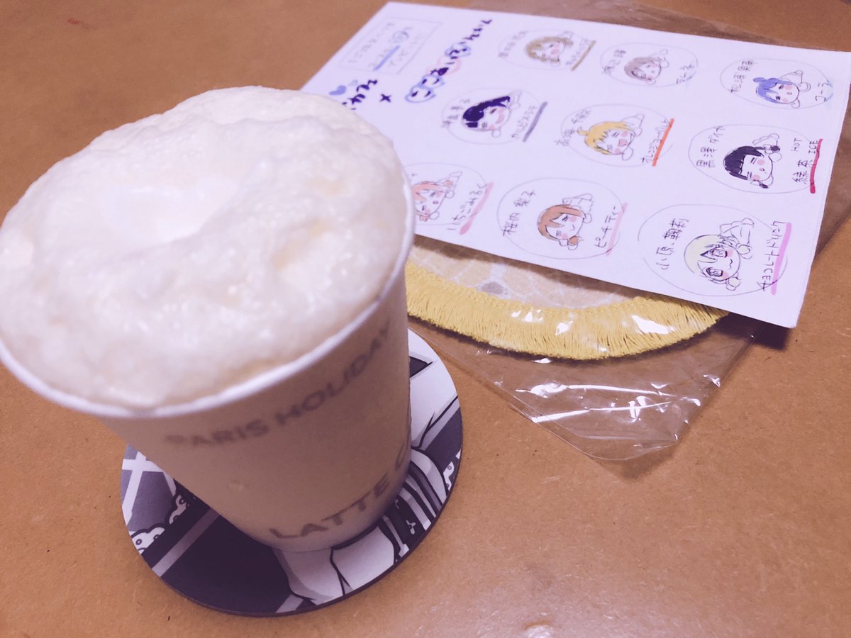 うちコラボカフェ開店中で〜す!
こちらのドリンクは曜ちゃんのラムネ+バニラアイスにホイップ乗せ〜♪
皆さんに参加してもらう企画は!
【リプでメニューにあるキャラの注文を貰ったそのキャラのコースターを手描きする】です!
リクエストお待ちしてまーす? 