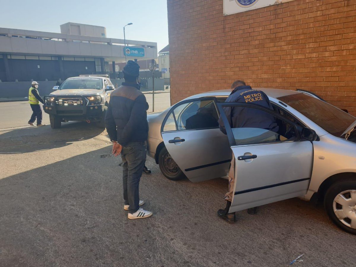Bluehawktactic1's tweet photo. OPERATIONAL SUCCESS
25/07
Following Intel received members detained a vehicle for a stop &amp; search. Drugs were found hidden in the panels of the vehicle. Suspect arrested &amp; booked in at BrakpanSAPS Seized: 
- 26 packs crystal meth
- R2,810
Units:
BLUE HAWK TACTICAL CIU TEAM 6
EMPD https://t.co/A9PIypFCDS