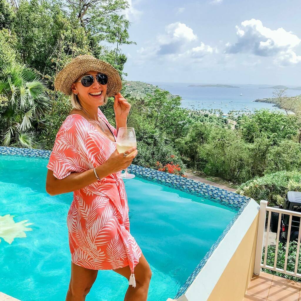 RumShopRyan's tweet photo. Channeling in those weekend vibes. 😎
.
.
.
@villasunsetcruz @beachly
#saturday #weekendvibes #poolday #villa #villarental #stjohn #usvi #instagood #goodvibesonly #chillvibes #beachly #beachlybabe #caribbean #socialdistancing #weekend #happyvibes #win… https://t.co/Jgnb9l9qQu https://t.co/JyU0JgM75F