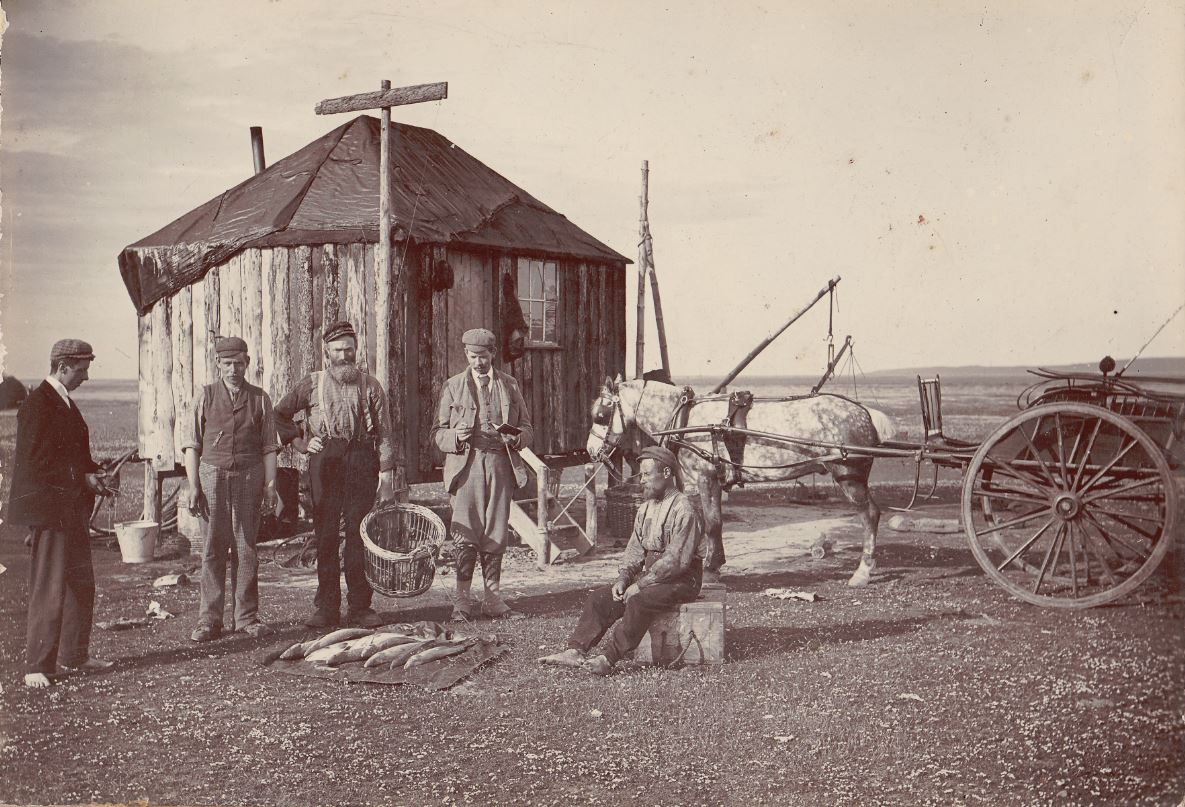 TainMuseum's tweet photo. A wonderful image from our collection that really takes you back in time. Written on the back is; "Paying the men. Alex Cormack. Tain Salmon Fishing Station. 1895". #TainMuseum #Fisherfolk https://t.co/QUStVAUBGE