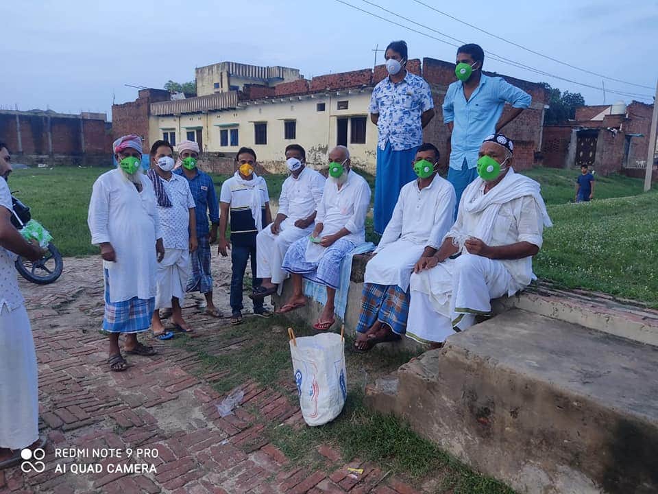 AimimGhazipur's tweet photo. #AIMIM भदौरा प्रथम से प्रत्याशी बाबर खान के दुआरा लगातार लोगों को मास्क बांटा जा रहा है।यही मजलिस का काम है लोगों का मदद करना चाहे वो किसी भी धर्म का हो।हमारा प्रथम प्रयास है कि आप भी आइये और मजलिस से जुड़कर पार्टी के संगठन को मजबूत करिये।
वसीम रहबर 
अबुल जफर खान
जिलाध्यक्ष https://t.co/xqmfhPzxft
