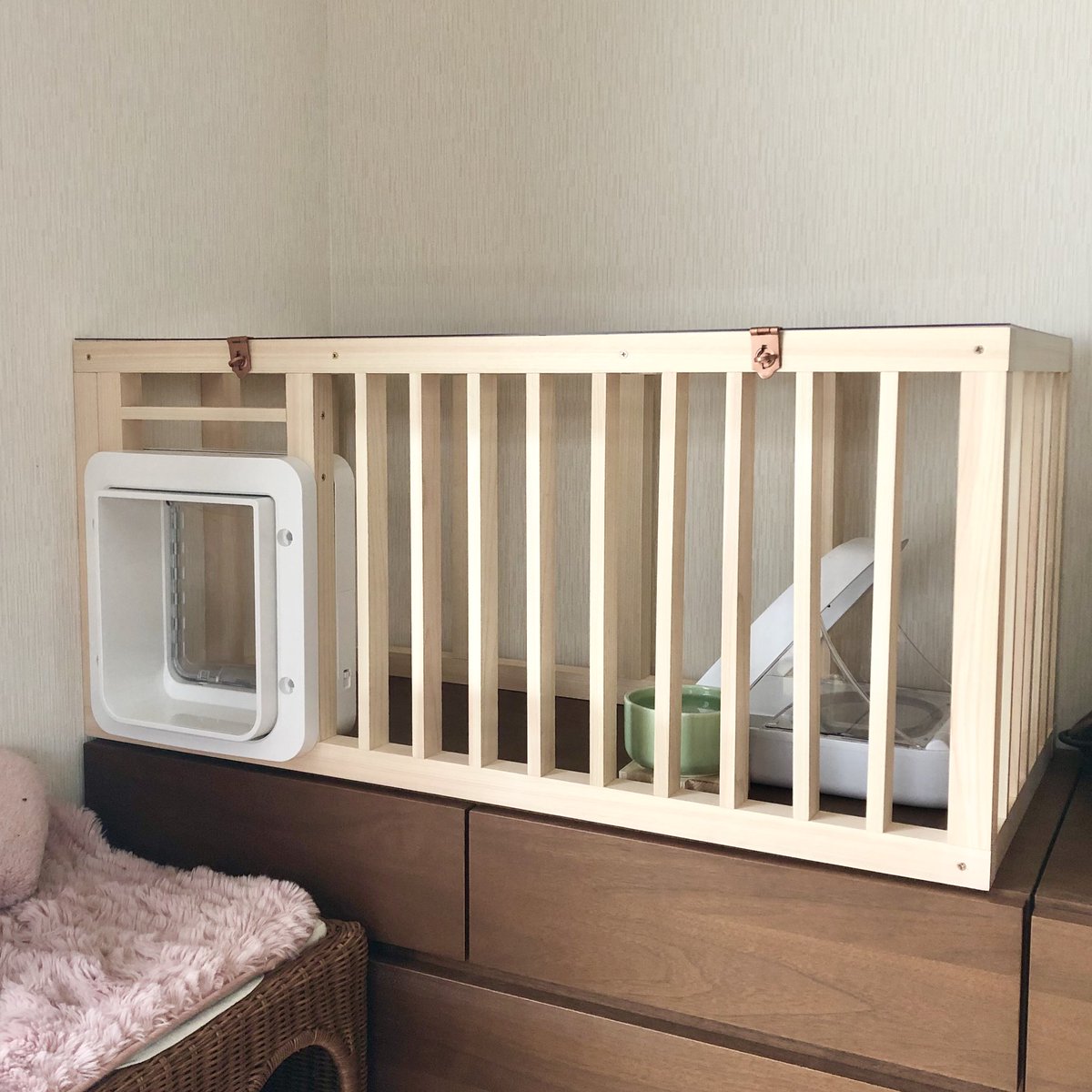 coo3_moegi's tweet photo. 連休を使って、あんず専用カリカリハウスを自作しました。入口にタグ認証式のペットドアを取り付けてあんずしか入れないように設定。この中にオートフィーダーを設置すれば、ヒトの帰宅が遅くなってもカリカリおあずけにならなくて済むようになるはず。
#sureflap #猫家具 #DIY https://t.co/yUI2ZSECLg
