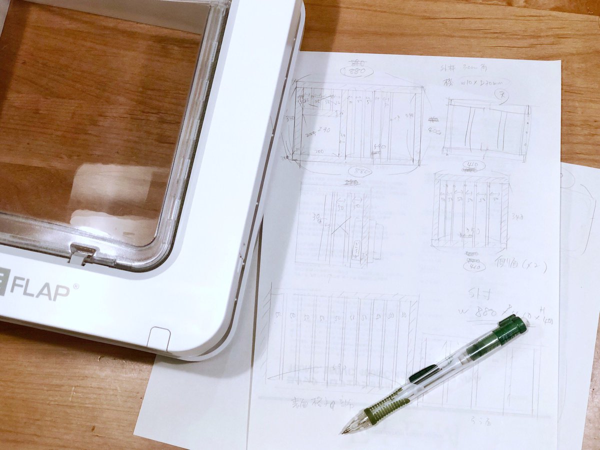 coo3_moegi's tweet photo. 連休を使って、あんず専用カリカリハウスを自作しました。入口にタグ認証式のペットドアを取り付けてあんずしか入れないように設定。この中にオートフィーダーを設置すれば、ヒトの帰宅が遅くなってもカリカリおあずけにならなくて済むようになるはず。
#sureflap #猫家具 #DIY https://t.co/yUI2ZSECLg