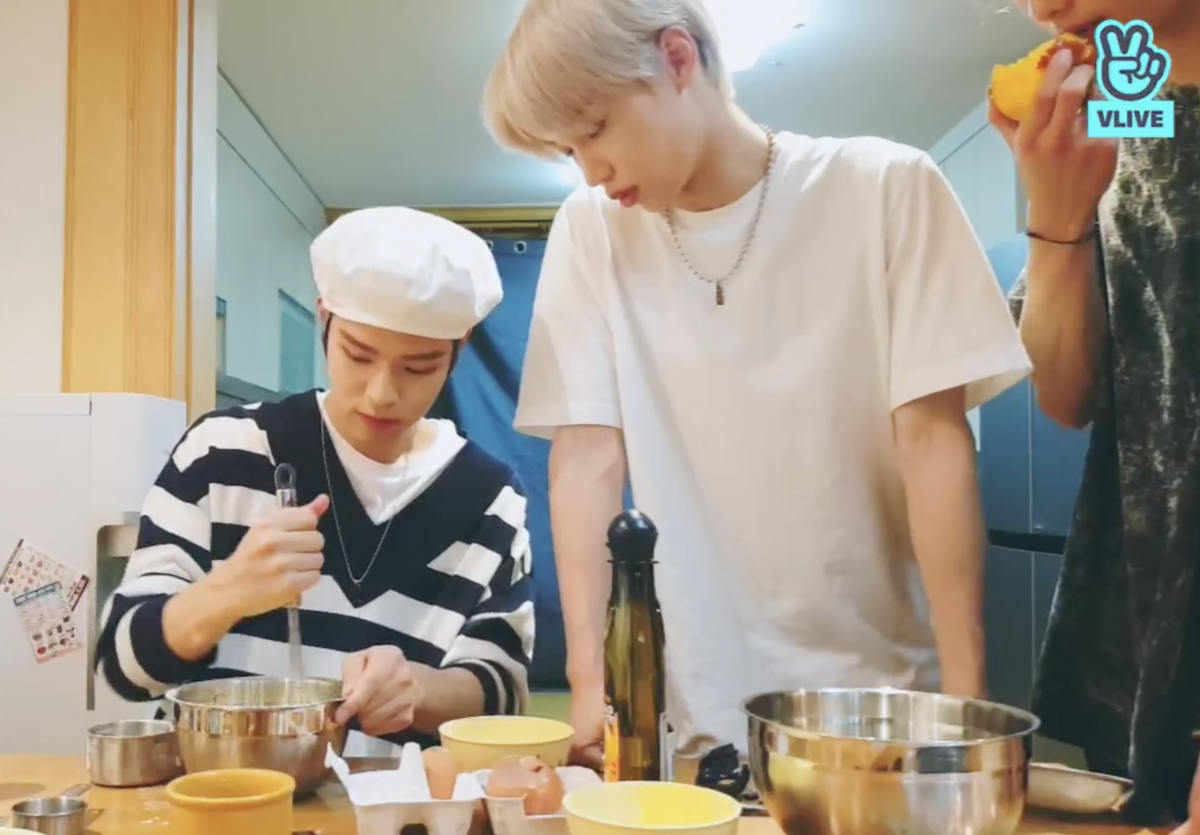 hyunjin eating an apple and questioning how they're going to do this when they don't have an electric mixerminho and changbin behind the camera cracking bad jokesseungmin also said that changbin is eating a sandwich