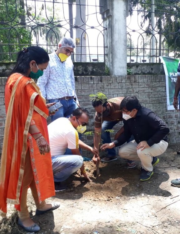 ENVIRONFOUNDAT1's tweet photo. नहर किनारे झूला पुल के निकट कुड़ेदान बन चुके पार्क के जीर्णोद्धार कार्य में आज  अपने वीर हरीश शर्मा पार्षद पति  जी का जन्मदिन उन्ही के हाथों से पौधरोपण करा कर मनाया गया @Rssyudhveer

#PlantTreeOnYourBirthday  to  join Environ go to our website
https://t.co/ImH6aBNRaM https://t.co/YBTrKeQqmS