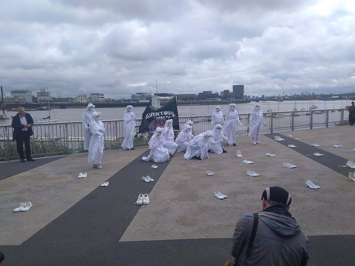 David_Llew's tweet photo. Joined evocative protest this morning against the proposed toxic Silvertown Tunnel. Time to pause given #ClimateEmergency https://t.co/Rslw0Pkbd2