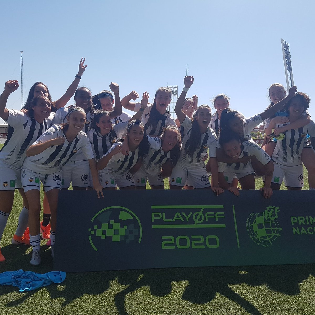 ¡SOMOS DE RETO IBERDROLA!
El femenino asciende a la que sería la Segunda División del fútbol español. Un gol de Nerea hizo que las albinegras fuesen campeonas por la mínima ante todo un Betis B. Sois increíbles.