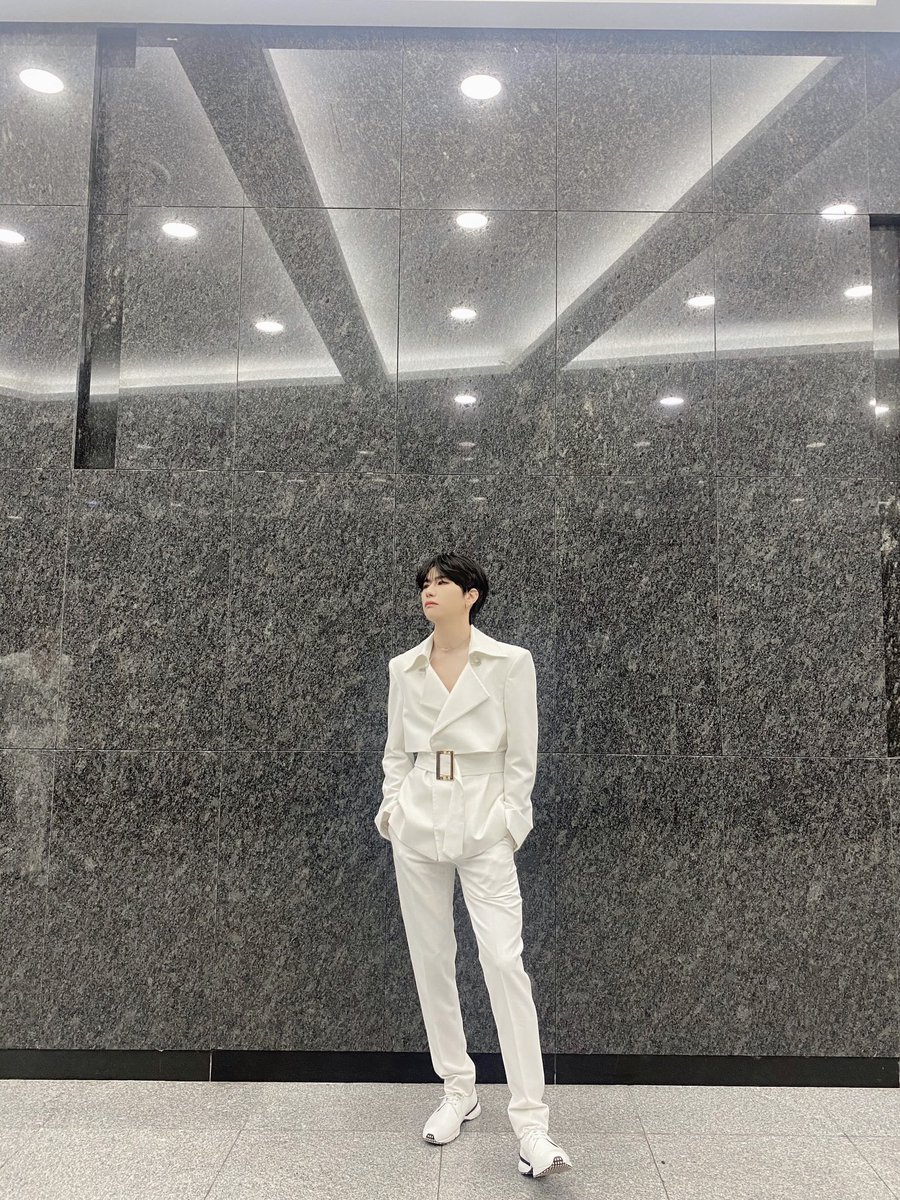 Seungsik with his ootd pic 