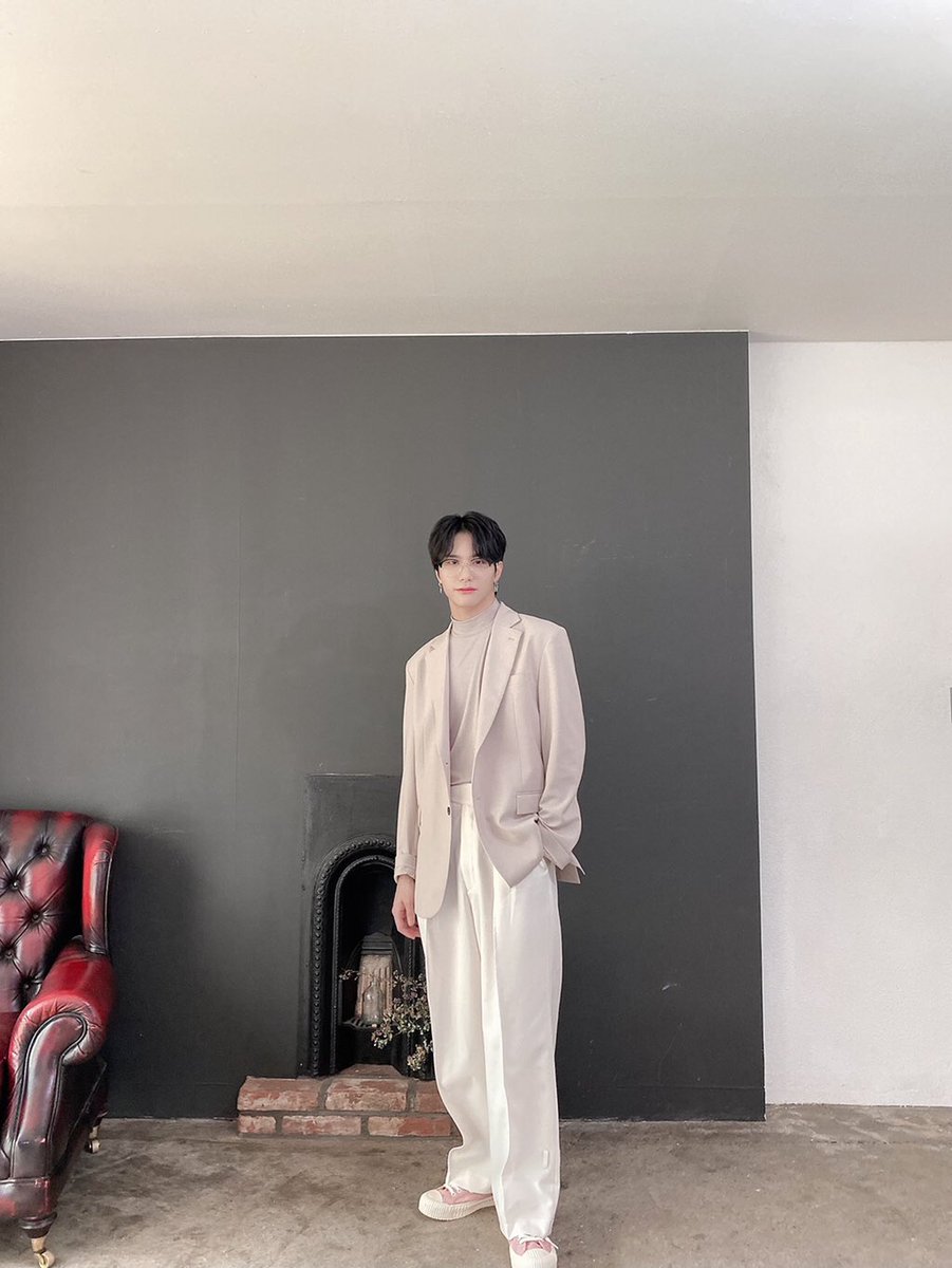  Seungsik with his ootd pic 