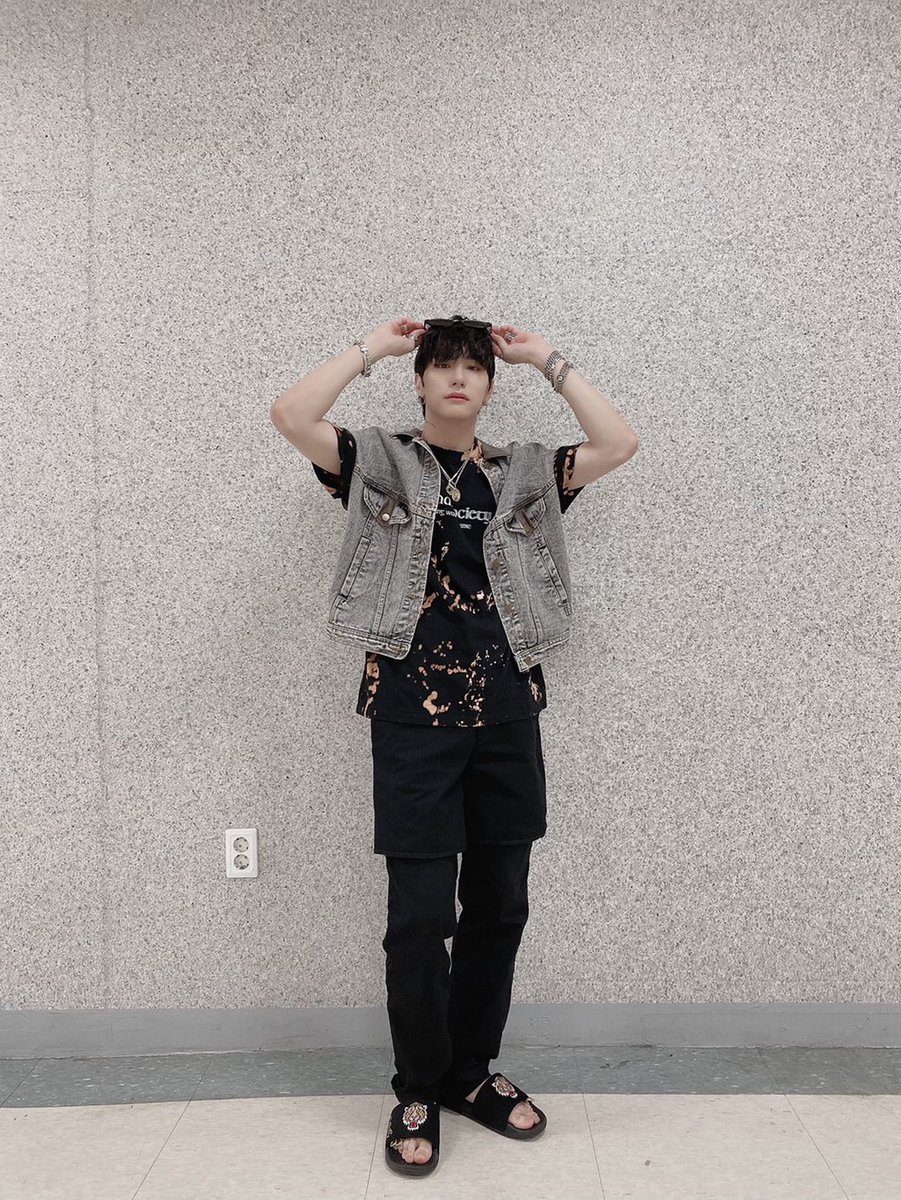  Seungsik with his ootd pic 