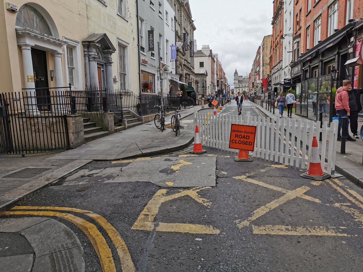 Most of these pictures were taken between 11-11:30am. Streets are closed off with these wooden fences and not those ugly steel barriers. DCC staff directing traffic at major junctions and entrances.
