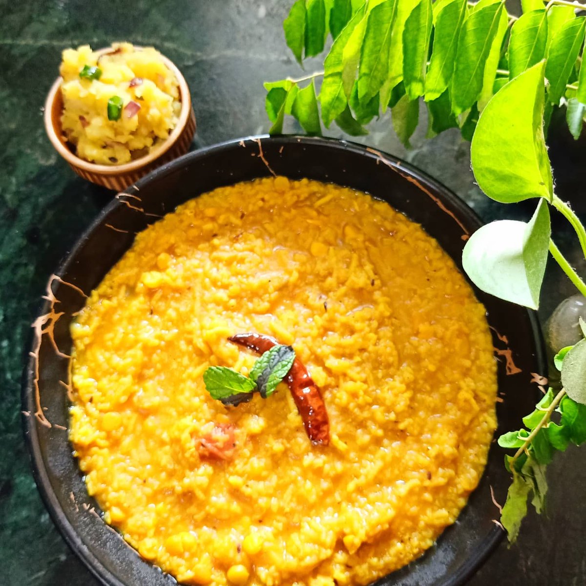 Preeto_chef's tweet photo. Mandatory Saturday lunch. #khichdi
Sometimes all u need is simple and comfort food,
Made daal khichdi..drizzled with desi ghee full of aromatic flavours, and aaloo ka chokha. 
The real authentic tast of Bihar 

#khichdi #foodstagram #foodie #kolkatafood #bengalifood #golbalfood https://t.co/i2AemvRgY5