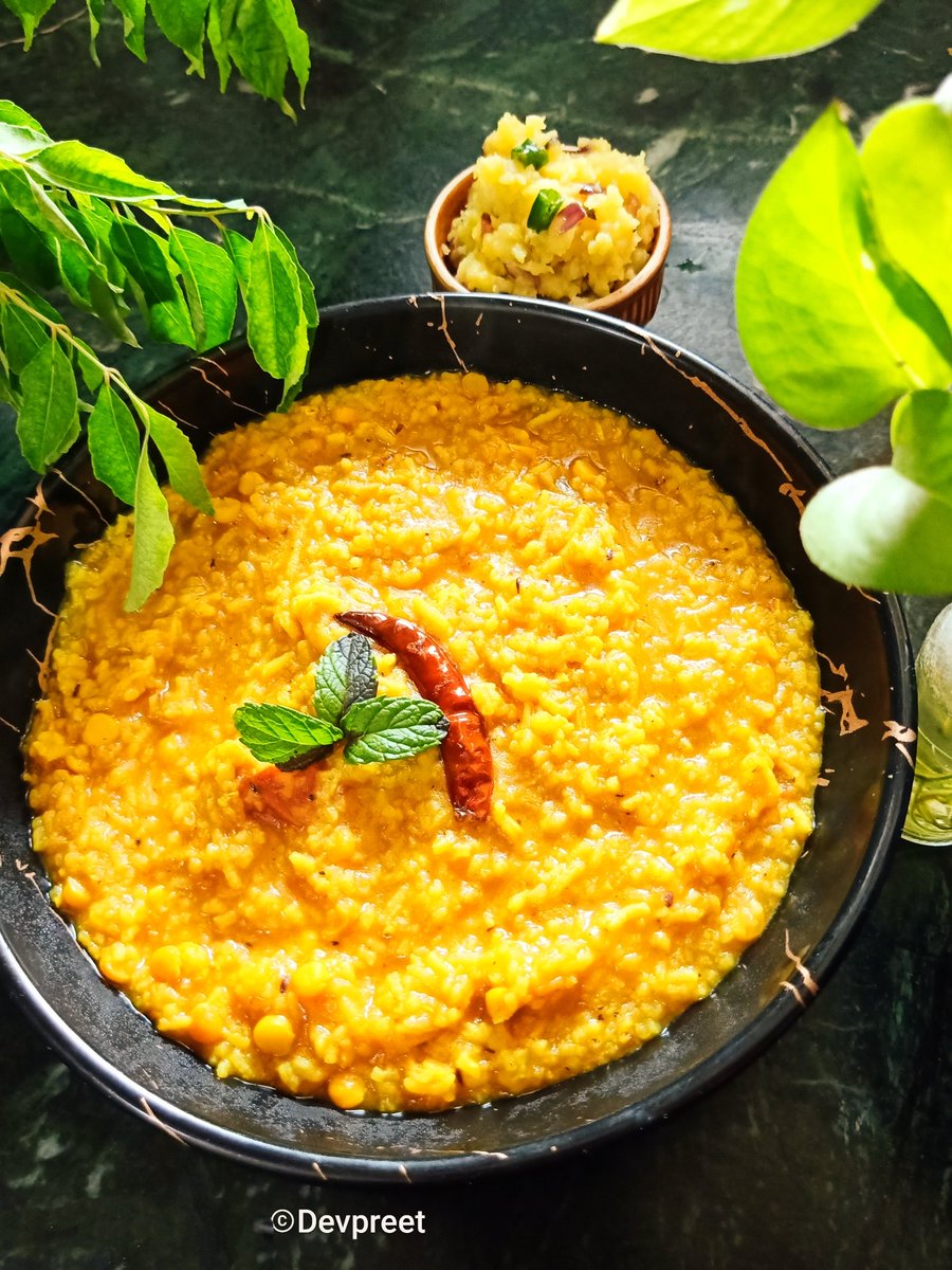 Preeto_chef's tweet photo. Mandatory Saturday lunch. #khichdi
Sometimes all u need is simple and comfort food,
Made daal khichdi..drizzled with desi ghee full of aromatic flavours, and aaloo ka chokha. 
The real authentic tast of Bihar 

#khichdi #foodstagram #foodie #kolkatafood #bengalifood #golbalfood https://t.co/i2AemvRgY5