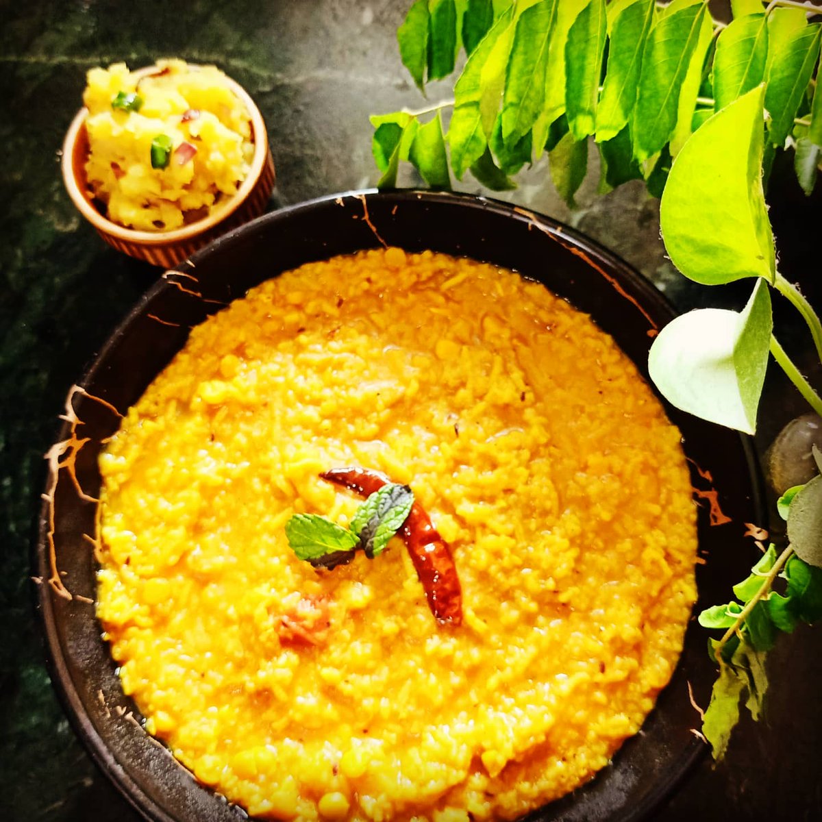 Preeto_chef's tweet photo. Mandatory Saturday lunch. #khichdi
Sometimes all u need is simple and comfort food,
Made daal khichdi..drizzled with desi ghee full of aromatic flavours, and aaloo ka chokha. 
The real authentic tast of Bihar 

#khichdi #foodstagram #foodie #kolkatafood #bengalifood #golbalfood https://t.co/i2AemvRgY5
