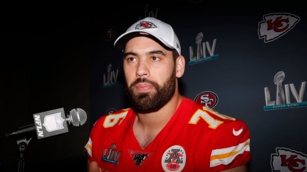 Wow! Impressed by and proud of ⁦<a href="/LaurentDTardif/">Laurent D. Tardif</a>⁩ for this tough decision. You are my inspiration today. ❤️

Canadian Duvernay-Tardif opts out of NFL season in order to continue front-line work
cbc.ca/sports/footbal…