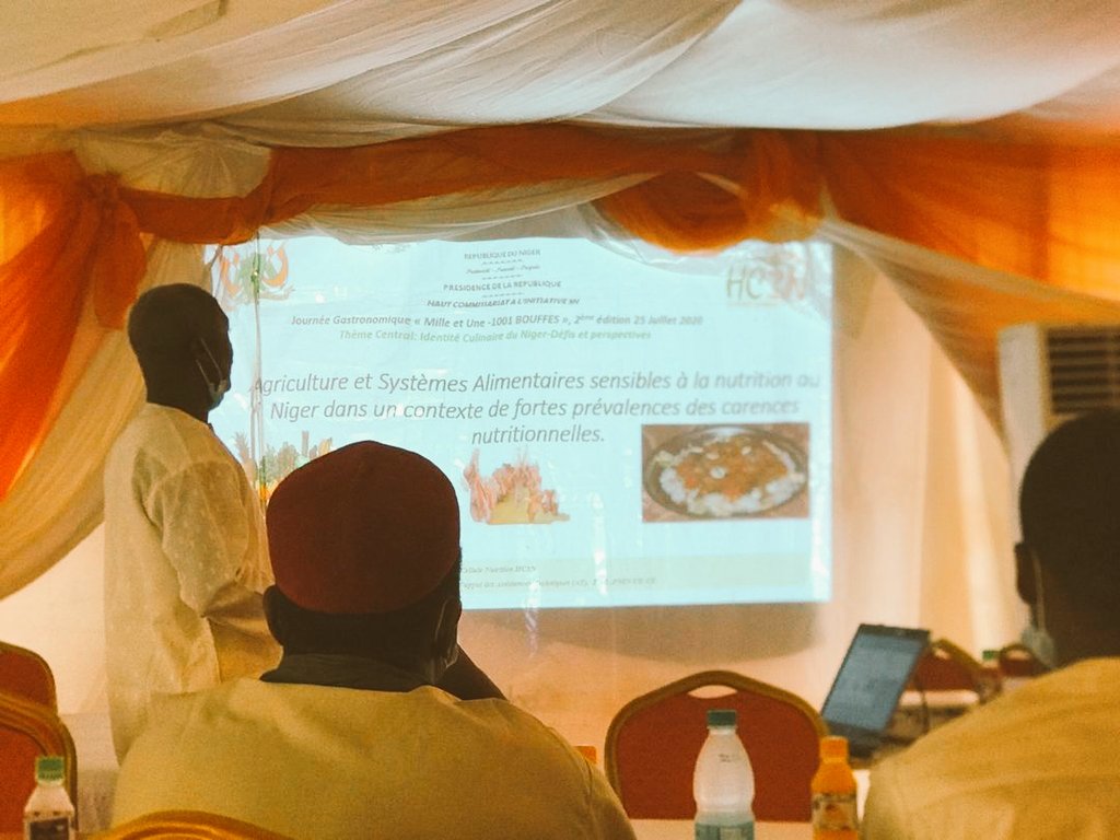 BoureimaKabirou's tweet photo. Conférence sur la Nutrition. Comment améliorer notre mode nutritionnelle.Prise en charge de Maladie et veille nutritionnelle,c'est là quelques points majeurs dont nous a parlé  #DR_Boubacar 
@OngMedcom @bako_nadia @DrDjamilaF #1001_bouffes #Tarbiyat @RlcYali https://t.co/5xhgXTdsAJ