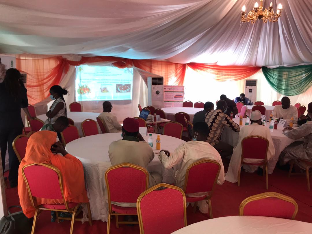 BoureimaKabirou's tweet photo. Conférence sur la Nutrition. Comment améliorer notre mode nutritionnelle.Prise en charge de Maladie et veille nutritionnelle,c'est là quelques points majeurs dont nous a parlé  #DR_Boubacar 
@OngMedcom @bako_nadia @DrDjamilaF #1001_bouffes #Tarbiyat @RlcYali https://t.co/5xhgXTdsAJ