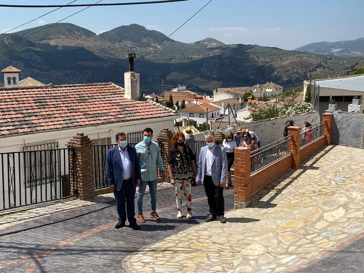 _PepeEntrena's tweet photo. Visita a Moclín,Tózar y Limones. Acompañado de su alcalde, Marco, y miembros del gobierno municipal, paseamos por las calles de estos bonitos y cuidados pueblos q luchan cada día por tener buenos servicios y oportunidades de futuro para mantener su población.Buen trabajo alcalde. https://t.co/6StloJyYT7