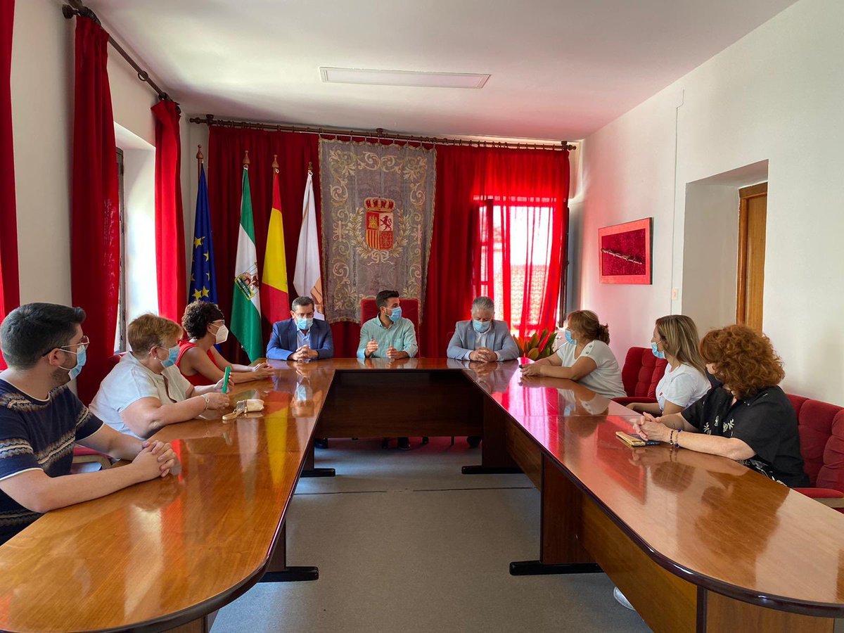 _PepeEntrena's tweet photo. Visita a Moclín,Tózar y Limones. Acompañado de su alcalde, Marco, y miembros del gobierno municipal, paseamos por las calles de estos bonitos y cuidados pueblos q luchan cada día por tener buenos servicios y oportunidades de futuro para mantener su población.Buen trabajo alcalde. https://t.co/6StloJyYT7