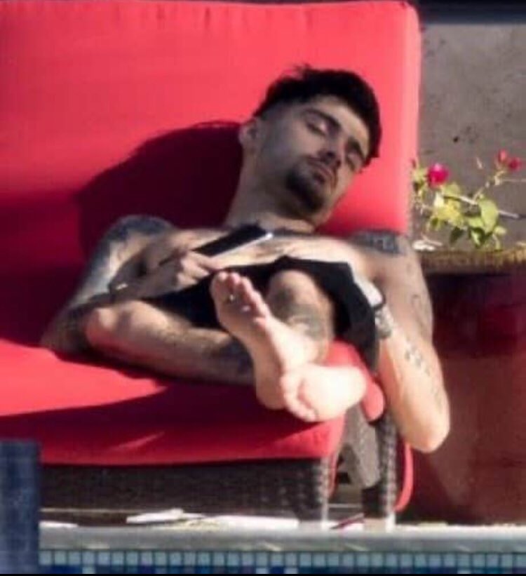 anjliate's tweet photo. Me waking up every 20 minutes to make sure I’ve not missed anything  #10YearsOfOneDirection https://t.co/zOMIDyrLnD