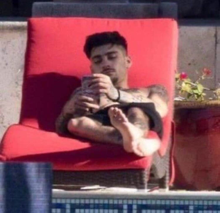 anjliate's tweet photo. Me waking up every 20 minutes to make sure I’ve not missed anything  #10YearsOfOneDirection https://t.co/zOMIDyrLnD