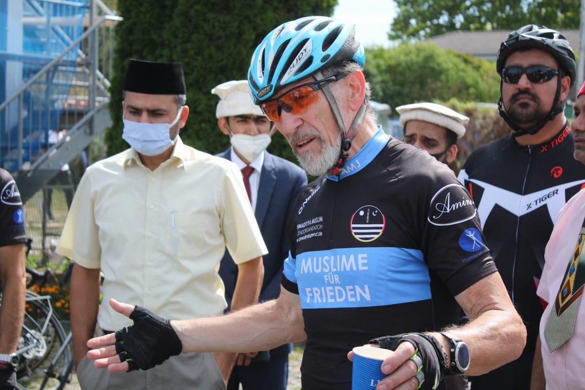 AhmadiyyaJugend's tweet photo. Mit der Aktion „Kilometer gegen Hass“ nimmt die #AhmadiyyaJugend heute an der bundesweiten Fahrradtour teil. Die Hauptroute startet in Riedstadt und verläuft über 10 Moscheen. Ein Zwischenstopp wird in #Hanau sein, um ein Zeichen des Friedens zu setzen. #OffeneMoscheen https://t.co/Ddojax538J