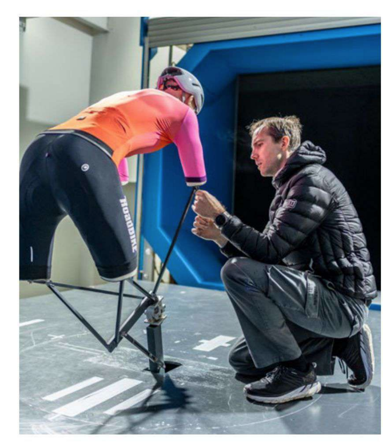 cyclesetforme's tweet photo. Nouveau test de maillots aéro chez Roadbike, 25 w de gain possible à 45 kmh pour 100 euros, imbattable!  ( rappel 4 w moy pour une paire de roues à 1500 euros). https://t.co/qoBSAbNPDO