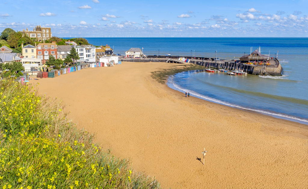 KentSchoolJobs's tweet photo. It's #NationalMarineWeek! Why not head out to one of Kent's beaches this weekend and see what marine life you can find?

You could go rock pooling in #Broadstairs or crabbing in #Whitstable! https://t.co/tScCuacIzQ
