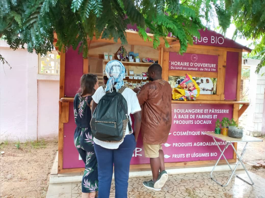 yobanteYES's tweet photo. En direct de la Somone oú la #YES2F collecte des produits agro-alimentaires, des fruits et légumes bio chez #KeyrYakhar pour les livrer à Dakar #GrowingLifeFarm #lastmile #delivery 🤎💛 https://t.co/k4S4qnIIpk