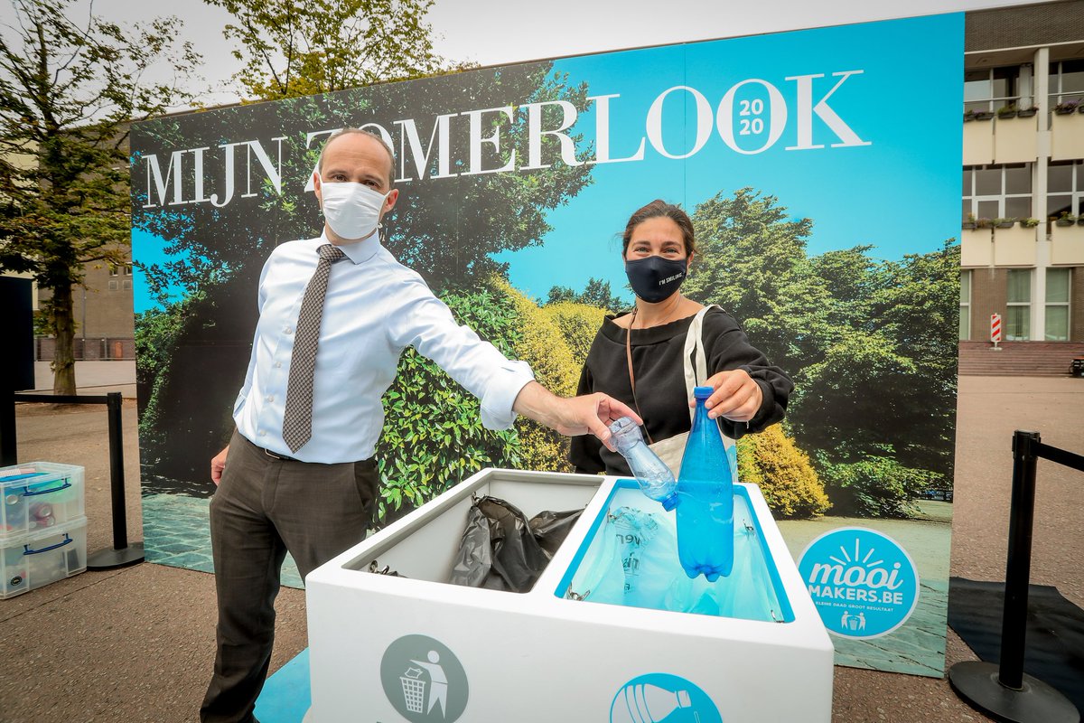 vvsg's tweet photo. Onze voorzitter @wimdries en minister @Zu_Demir stelden vandaag hun zomerlook voor in @stadgenk . Beperk je afval en gooi het tenminste in de correcte vuilnisbak, zodat het netjes gesorteerd en gerecycleerd kan worden! Een campagne van @De_Mooimakers ism o.a. @vvsg https://t.co/u97k7GxkiB