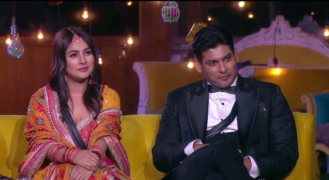 Then guest's turn came where Sunil played a few ppl and sana guessed clearly said Dr Manmohan Singh. Sid hooted as he is proud of his girl. Some even TRIED to trip her up but sid watched out & gave her hints. She couldn't miss opportunity of dropping abt California on his shorts
