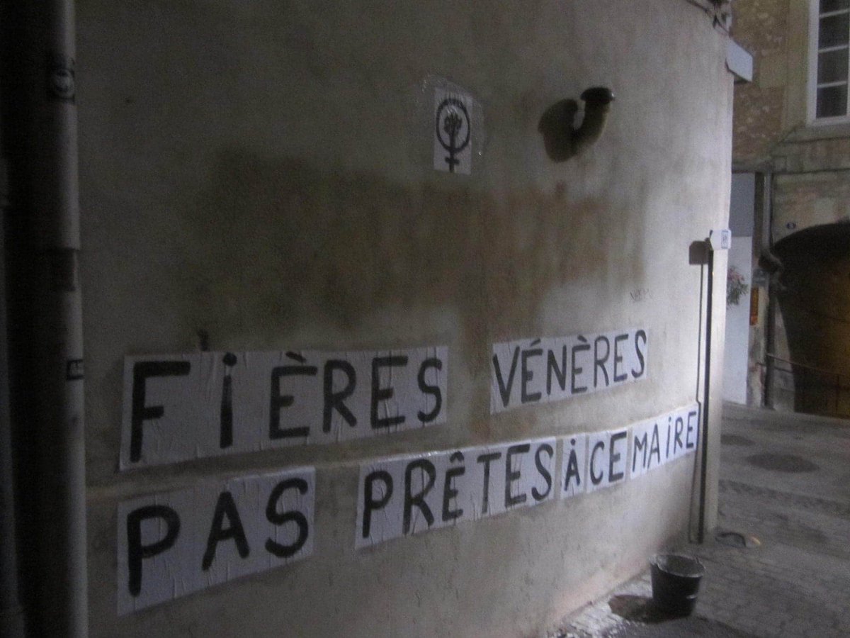 CollagesValence's tweet image. Ville de Crest, Coopération de 2 groupes de Colleur•euse•s