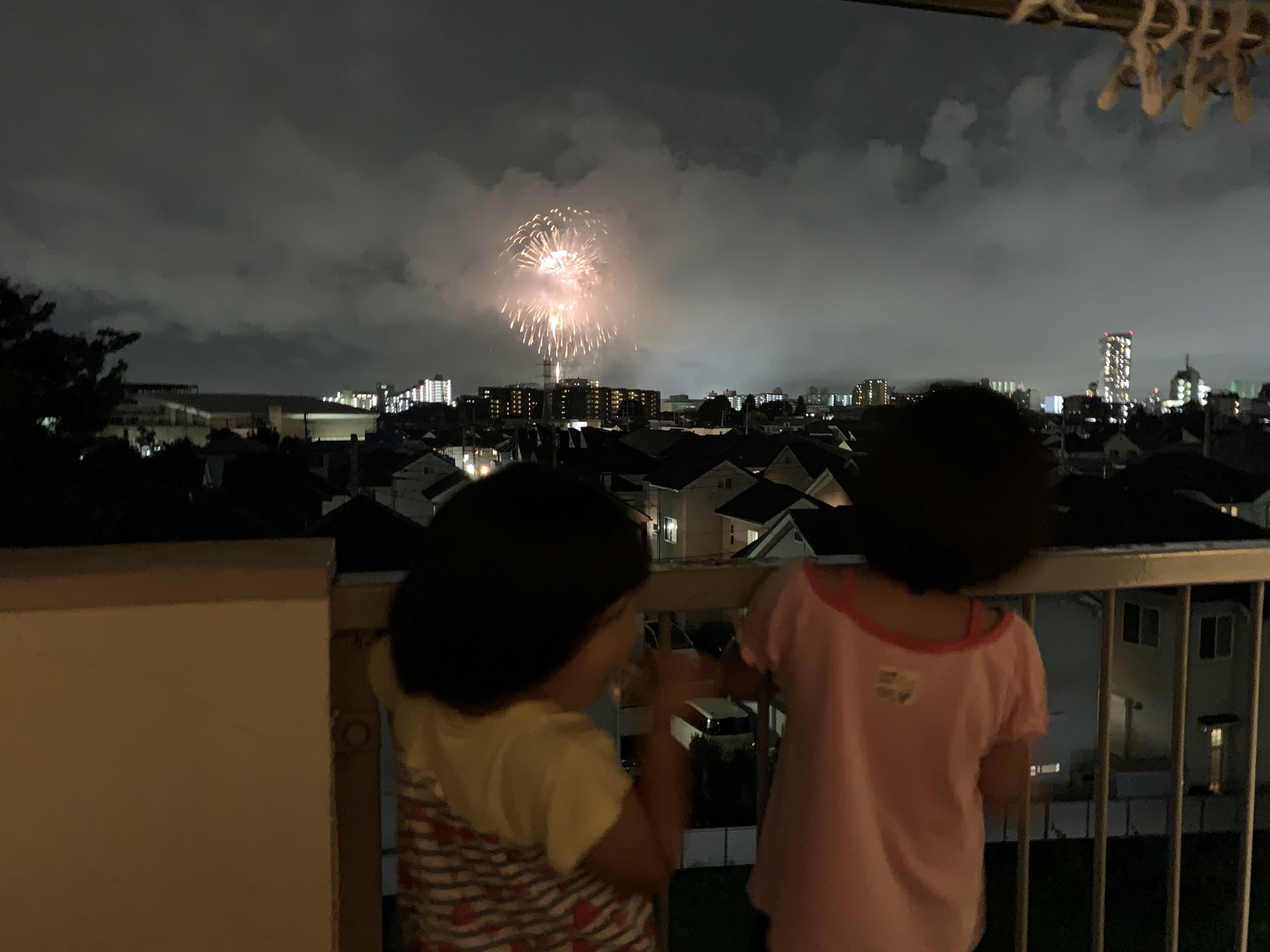 公団ウォーカー てるる 団地のベランダから見る花火 綺麗でした T Co Hupnswg9tf Twitter