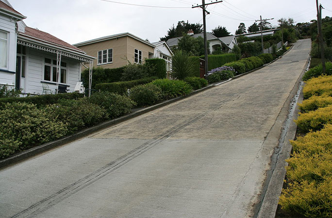 UtopiaenMochila's tweet photo. Baldwin Street (Dunedin, Nueva Zelanda). Esta calle está considerada como la más empinada del mundo con una inclinación de 19º. https://t.co/jcCsOuCIKE