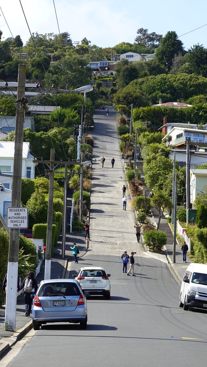 UtopiaenMochila's tweet photo. Baldwin Street (Dunedin, Nueva Zelanda). Esta calle está considerada como la más empinada del mundo con una inclinación de 19º. https://t.co/jcCsOuCIKE