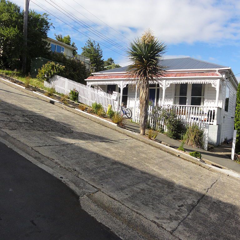 UtopiaenMochila's tweet photo. Baldwin Street (Dunedin, Nueva Zelanda). Esta calle está considerada como la más empinada del mundo con una inclinación de 19º. https://t.co/jcCsOuCIKE