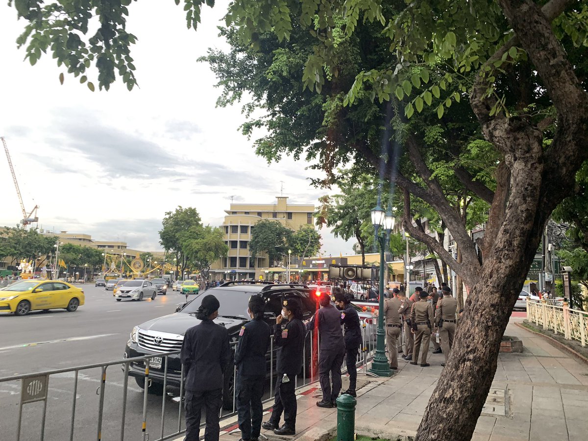 parisjpt's tweet photo. UPDATE: #ม็อบไม่มุ้งมิ้งแต่ตุ้งติ้งค่ะคุณรัฐบาล 
[18.30น.]
.
บรรยากาศบริเวณอนุสาวรีย์ประชาธิปไตยผู้ร่วมกิจกรรมมานั่งบริเวณฟุตปาธด้านหน้าแมคโดนัลด์
.
ขณะที่มีเจ้าหน้าที่ตำรวจเฝ้าสังเกตการณ์ โดยผู้จัดกิจกรรมกำลังแจกกระดาษ “บท” จากภาพยนตร์เรื่อง “หอแต๋วแตก” และเริ่มอ่านแถลงการณ์ https://t.co/y9M6PLGa0F