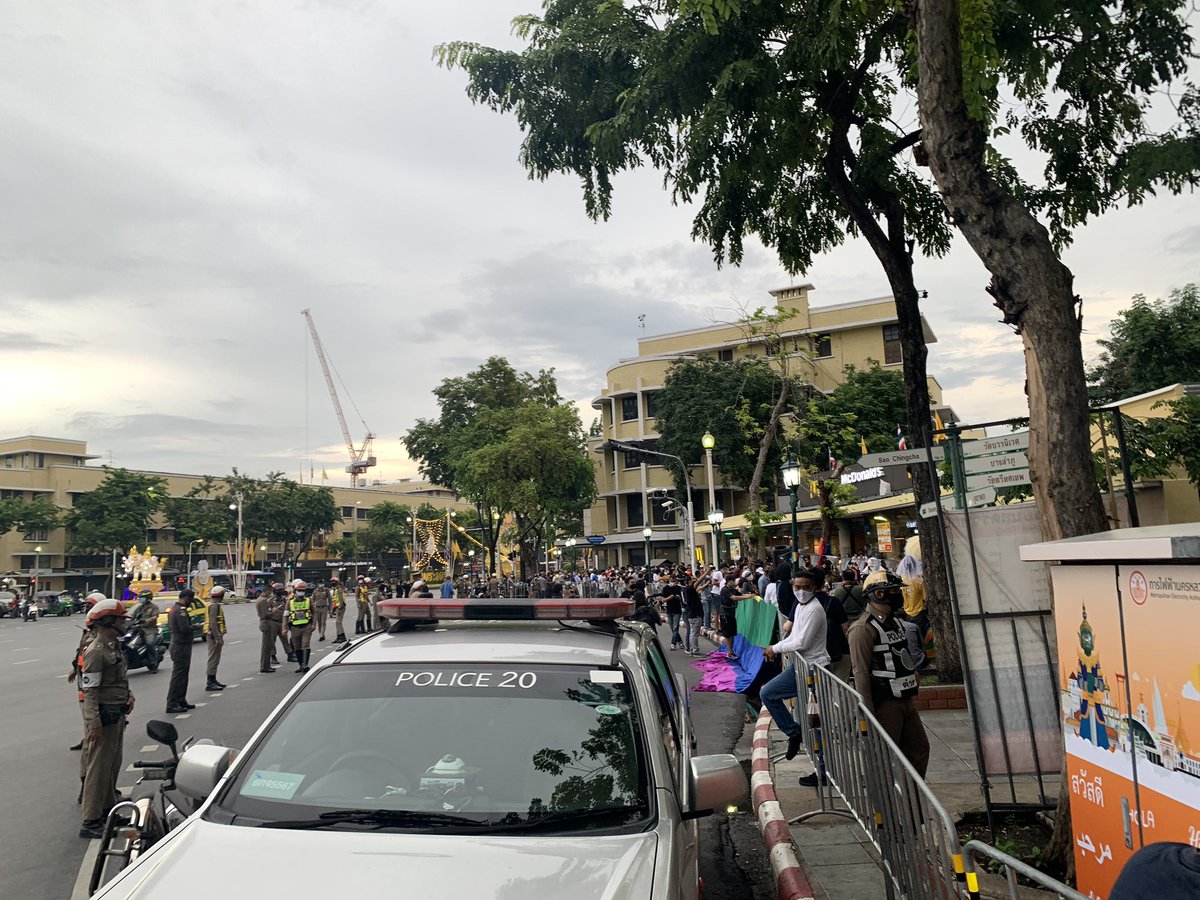 parisjpt's tweet photo. UPDATE: #ม็อบไม่มุ้งมิ้งแต่ตุ้งติ้งค่ะคุณรัฐบาล 
[18.30น.]
.
บรรยากาศบริเวณอนุสาวรีย์ประชาธิปไตยผู้ร่วมกิจกรรมมานั่งบริเวณฟุตปาธด้านหน้าแมคโดนัลด์
.
ขณะที่มีเจ้าหน้าที่ตำรวจเฝ้าสังเกตการณ์ โดยผู้จัดกิจกรรมกำลังแจกกระดาษ “บท” จากภาพยนตร์เรื่อง “หอแต๋วแตก” และเริ่มอ่านแถลงการณ์ https://t.co/y9M6PLGa0F